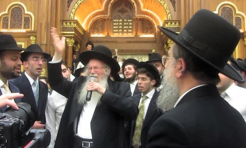 "הוא יפתח כישרוננו בתורתו?": המסר שזעק המשגיח ב'הקפות' | צפו