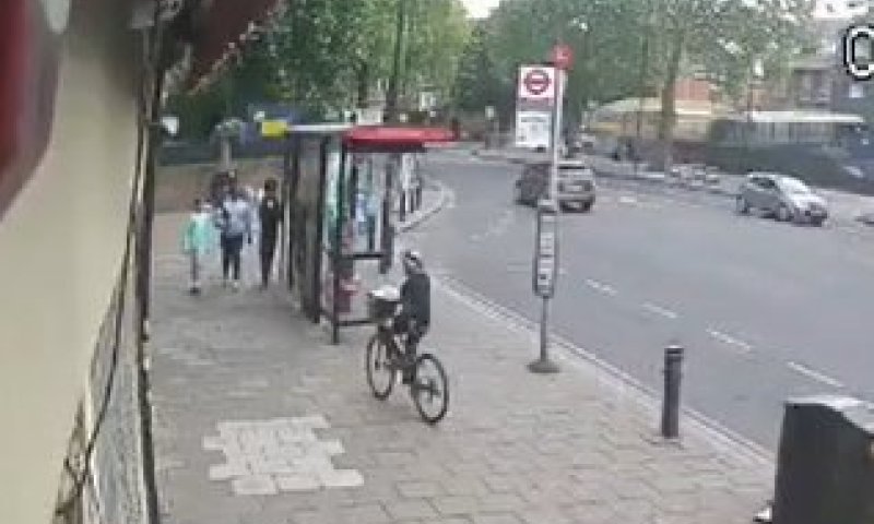 האלימות האנטישמית משתוללת: ביצים נזרקו על יהודים, ילד נדחף על תריס לאור יום