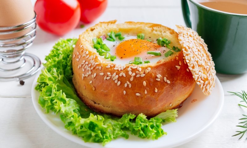 ביצה רכה בקן וגבינת פסטו &ndash; ארוחה חלבית מושלמת ב-5 דקות אפיה