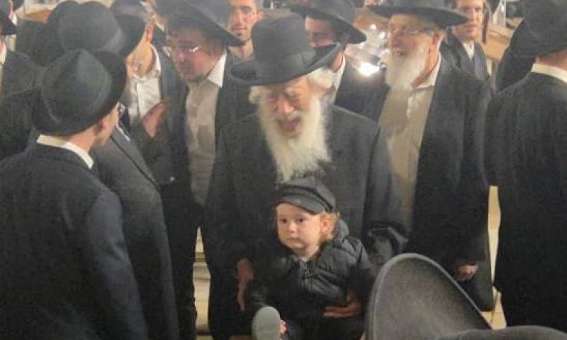 תיעוד מרגש: ראש הישיבה בן ה-90 רקד בכותל עם בנו בן השנתיים