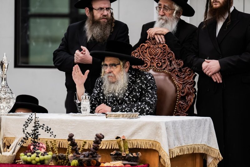 בחצרות סאטמר