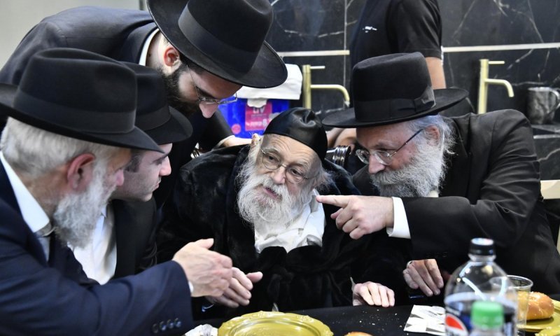 עקב אשפוז לא השתתף בחתונה: הגאון הישיש בשבע ברכות לנכדתו
