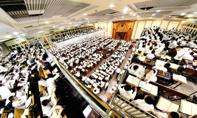 מרהיב: בחורי פוניבז' בשטייגען בליל פורים ובשירה אדירה בחצות