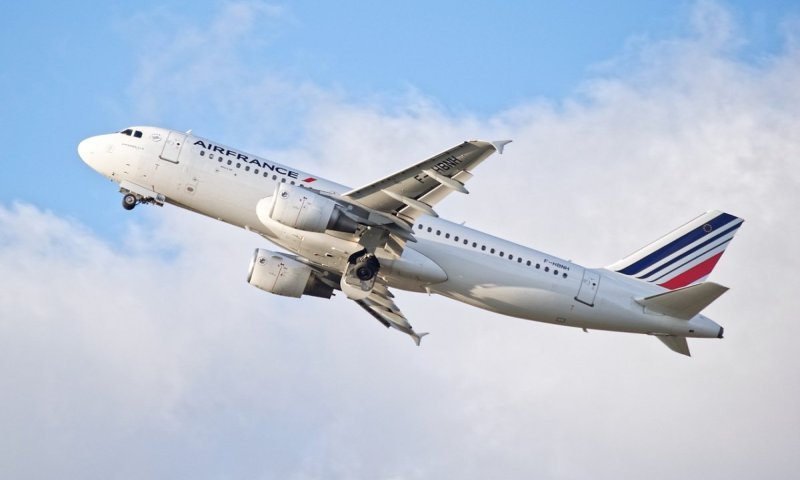 30,000 רגל מעל צרפת: המנוע התפוצץ, המטוס צלל והנוסעים? חשבו שזה הסוף