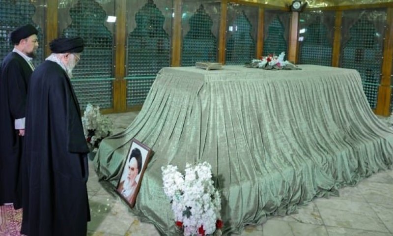 בניגוד לשמועות: חמינאי הופיע בפומבי בקבר חומייני לצד בנו