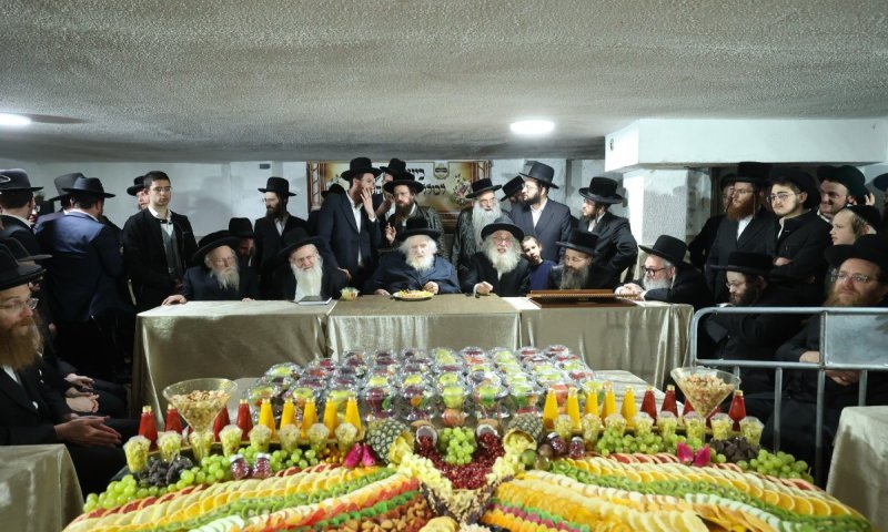 פוסק הדור הגר"מ שטרנבוך ב'פירות טיש' לאברכי הכולל במעונו | צפו