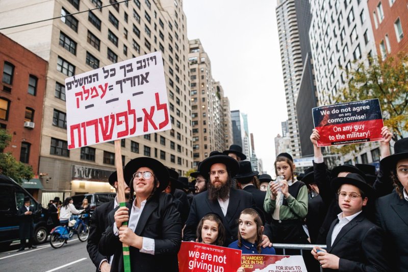 האחים לאנטשעווסקי, אברומי בלום, ד. ה. כרם, אייזיק. י, Clear shot