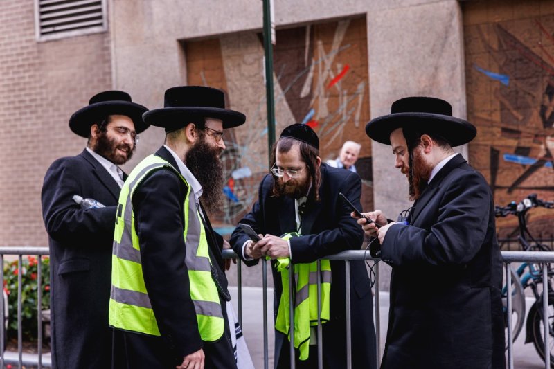 האחים לאנטשעווסקי, אברומי בלום, ד. ה. כרם, אייזיק. י, Clear shot