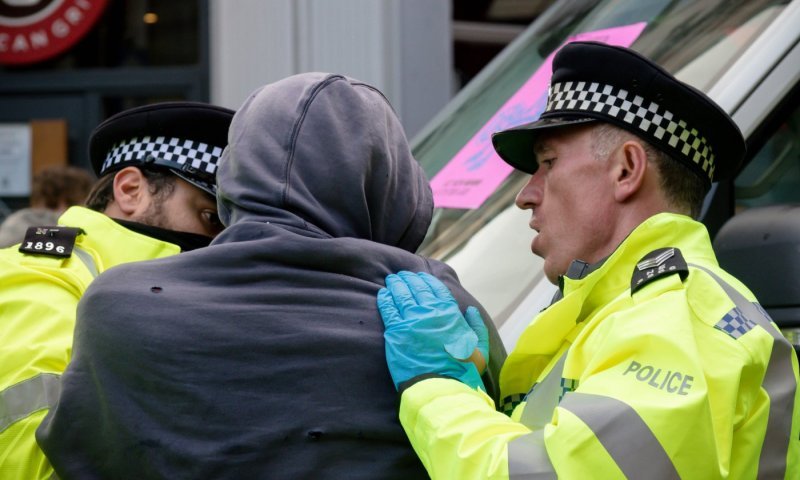 מציל חיים מעבר לאוקיינוס: כך הפך בנו של טראמפ למושיע במהלך תקיפה בבריטניה