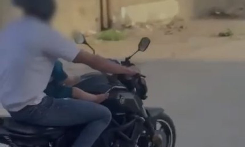 סרטון ברשת הקפיץ את המשטרה: תינוק בן שנה נוסע באופנוע