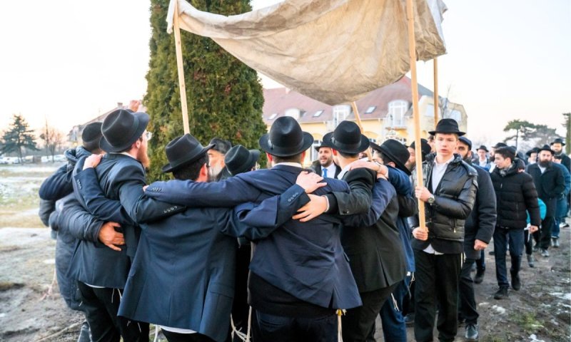 ס"ת ראשון הוכנס להיכל הישיבה החדשה באוסטרו-הונגריה