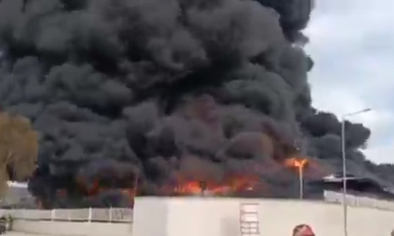 עשן כבד ולהבות: שריפה ענקית במפעל תעשייתי באיראן