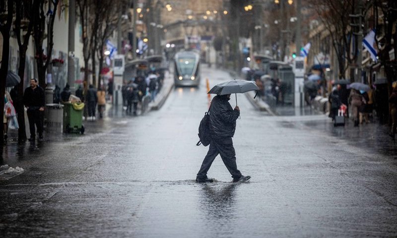 מהפך במזג האוויר: ירידה ניכרת בטמפרטורות, הגשם חוזר לשטוף את הארץ