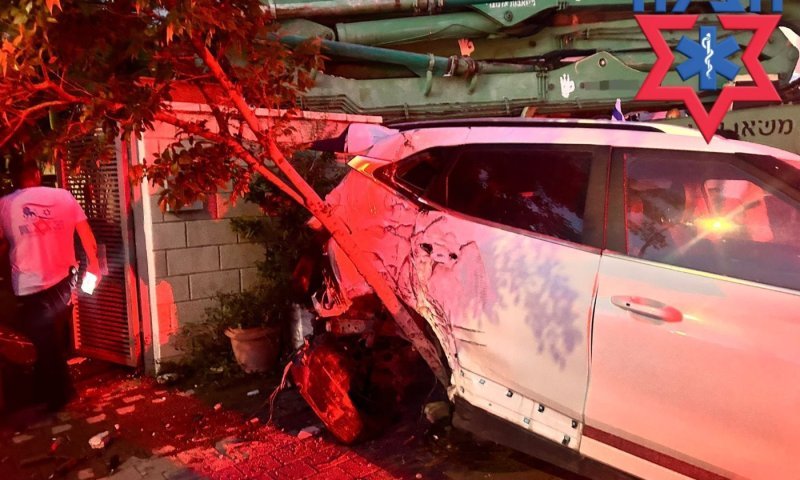 משאית התדרדרה ופגעה בבית מגורים ומספר רכבים, שלושה פצועים פונו מהזירה