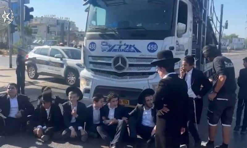הפגנת הרצ"פניקים סמוך לבני ברק: כביש 4 נחסם, עומסי תנועה באזור