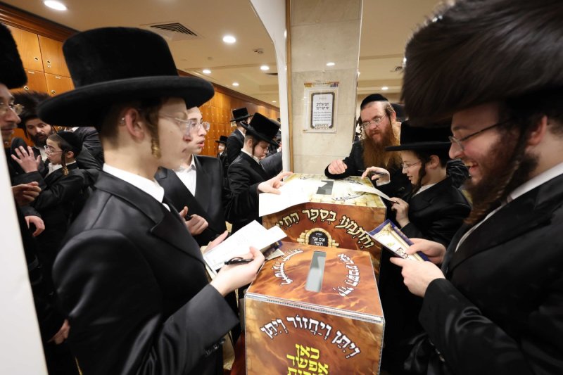 משה גולדשטיין, א. איזנבאך וארי קופרשטוק.