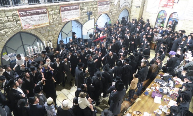 מאות צעדו במשך שעות בכבישים למירון, המשטרה הרחיקה אותם מהאזור