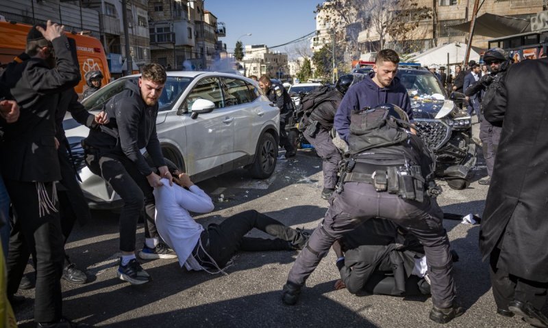 מח"ש בודקת: לוחם יס"מ תועד מכה מפגין חרדי באלה