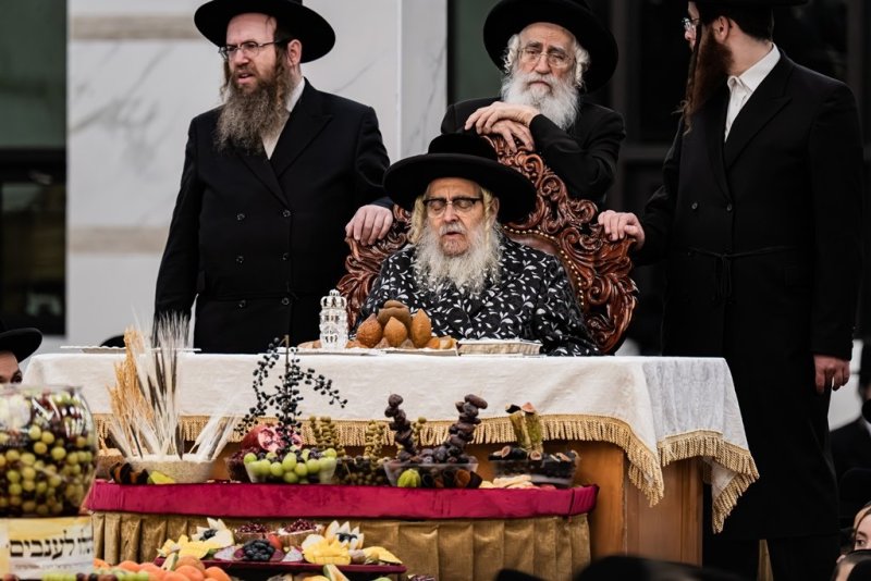 בחצרות סאטמר