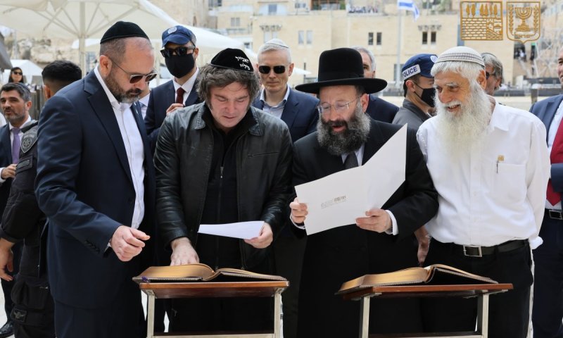 מיליי פתח את ביקורו בישראל בתפילה בכותל המערבי