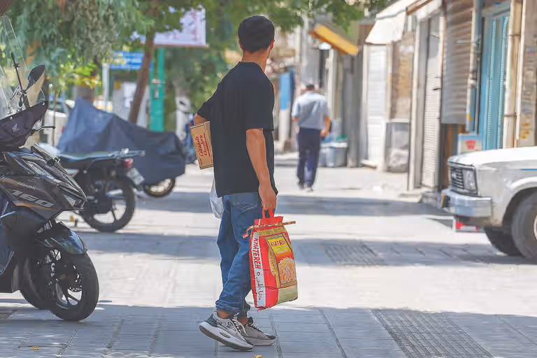 כיכר לחם וקופסת גבינה: המצוקה הכלכלית באיראן מציפה גל גניבות