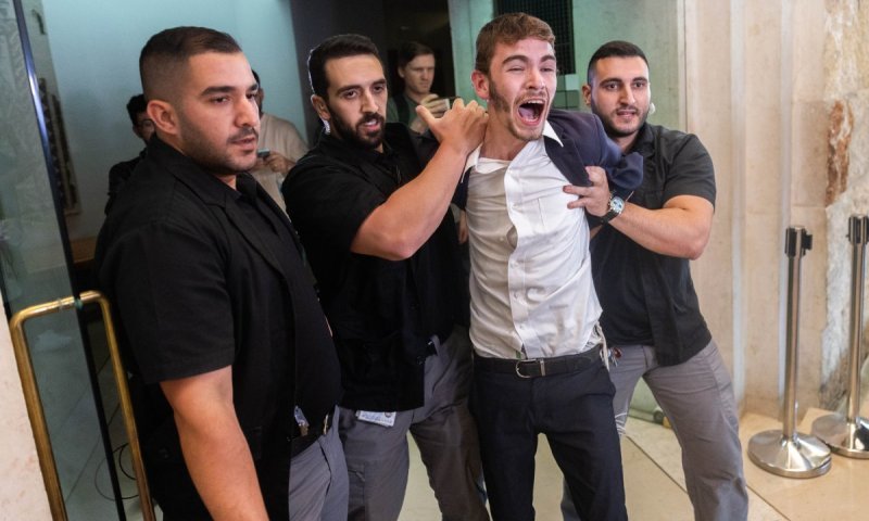 יועז הנדל נגד כולם: מקים צוות לאבטח מתגייסים&nbsp;ותוקף את לפיד