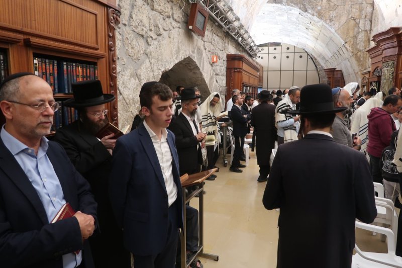 <blat>בחדרי חרדים</blat>