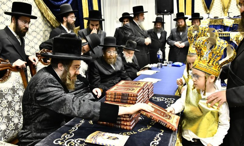 ילדי החיידר של סאדיגורה חגגו עם החומשים במסיבה | תיעוד
