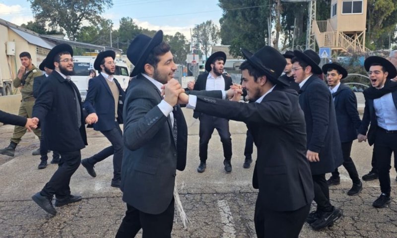 על שטיח אדום: שוחררו שני אסירי עולם התורה מהכלא הצבאי | צפו בתיעודים