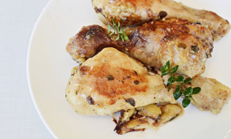 ב- 10 דקות עבודה: מתכון לעוף ביין לבן ושום מושלם 
