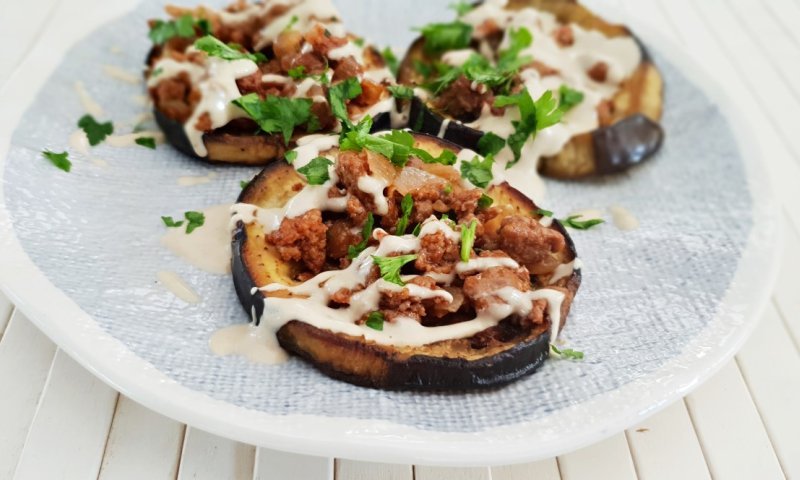 טעים ויוקרתי: מתכון לפרוסות חצילים עם בשר טחון בזילוף טחינה 