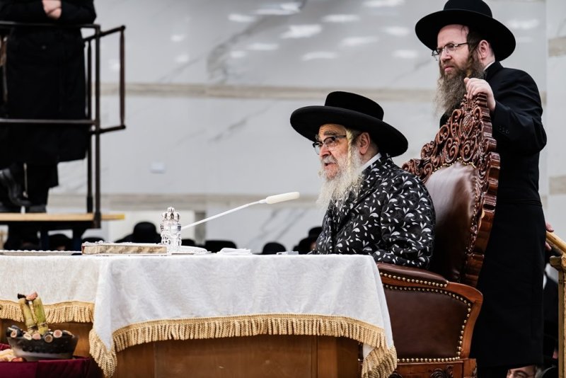 בחצרות סאטמר