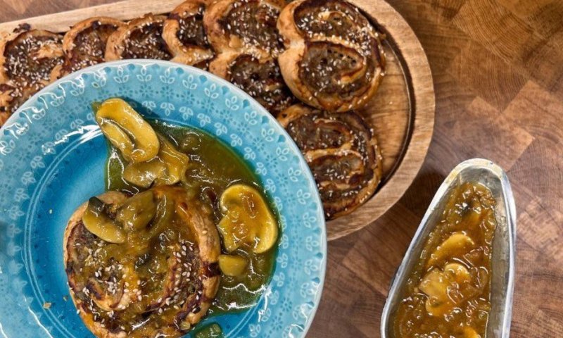 מתכון לבורקס אוזני פיל ממולא בשר ברוטב פטריות 