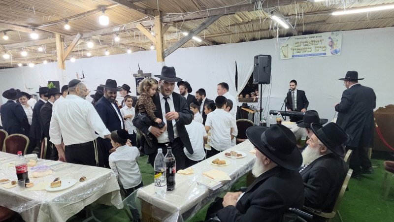 באדיבות המצלם