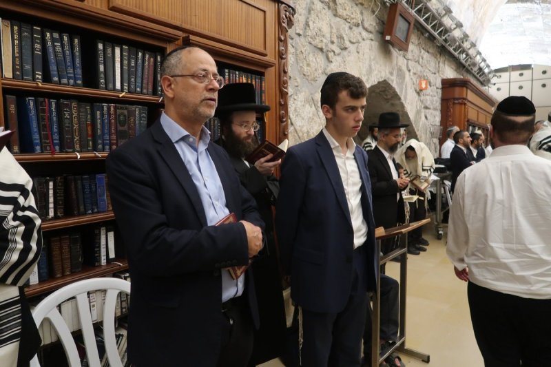 <blat>בחדרי חרדים</blat>