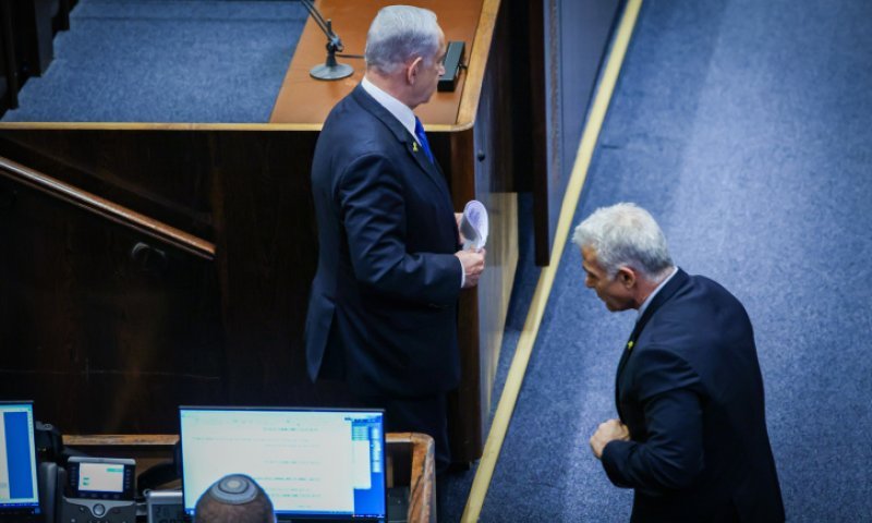 לפיד מאשים: נתניהו סילף מסמכים והסתיר מדיניות שחיזקה את חמאס