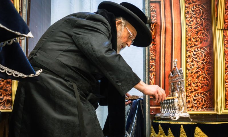 שכונת בית ישראל: מעמד ההדלקה והטיש של הרבי מפינסק קרלין