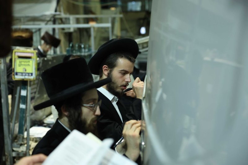 משה גולדשטיין, א. איזנבאך וארי קופרשטוק.