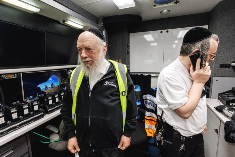 האחים לאנטשעווסקי, אברומי בלום, ד. ה. כרם, אייזיק. י, Clear shot