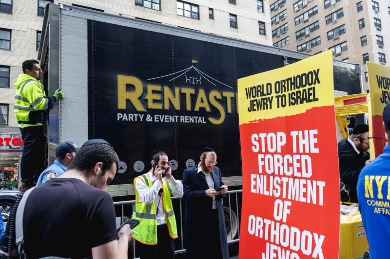 האחים לאנטשעווסקי, אברומי בלום, ד. ה. כרם, אייזיק. י, Clear shot