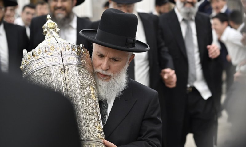 עד השעות המאוחרות: שמחת ההקפות השניות בישיבת "אבני נזר"