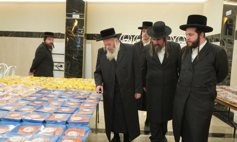 המשפיע הגיע לביקור בזק בארה"ב וביקר במפעל החסד שבנשיאותו