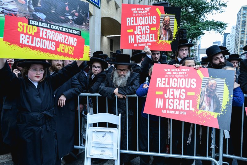 האחים לאנטשעווסקי, אברומי בלום, ד. ה. כרם, אייזיק. י, Clear shot