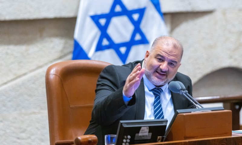 בנו של מנסור עבאס נפצע בתאונת אופנוע