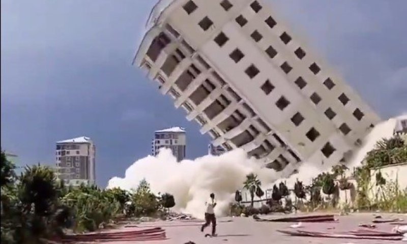 תיעוד דרמטי מרעידת האדמה בוונצואלה: בניין רב-קומות קורס בשלמותו