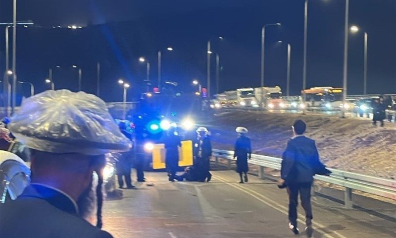 בירושלים וסמוך לבית שמש: חרדים חוסמים כבישים, המשטרה מנסה לפזרם | תיעוד