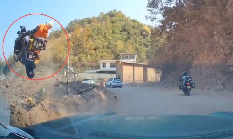 סין: רוכב האופנוע מאבד שליטה וצונח לתהום &bull; צפו