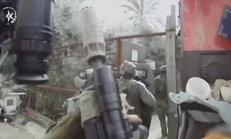 תיעוד דרמטי: המסתערבים חודרים אל הבית ושולפים את המבוקש