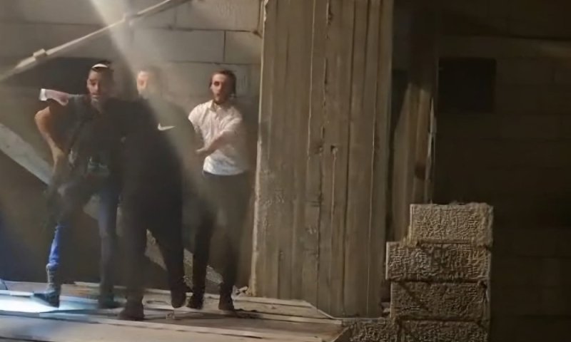 דרמה בביתר עילית: תושבים תפסו שב"ח שפרץ לכלי רכב בעיר | צפו