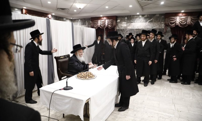 הסגולה מהסוכה הגדולה: האגוז שקיבלו הבחורים מהארץ מהרבי מבאבוב